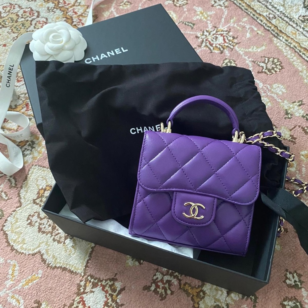 Chanel clutch with chain